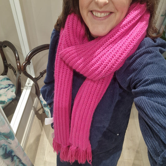 Essentiel Antwerp Neon pink chunky knit scarf