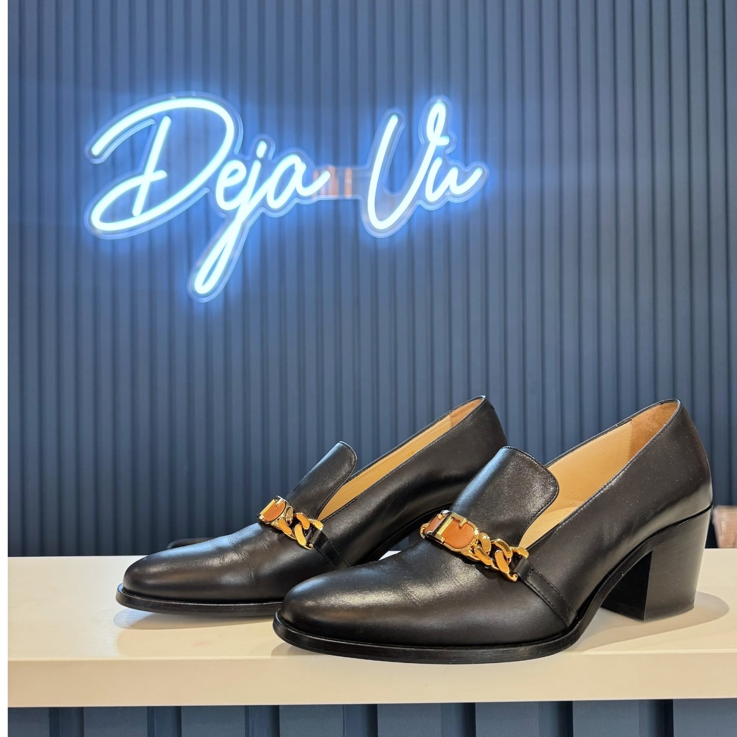 Tod's Black Leather Heeled Pumps with Gold Chain - 38/5