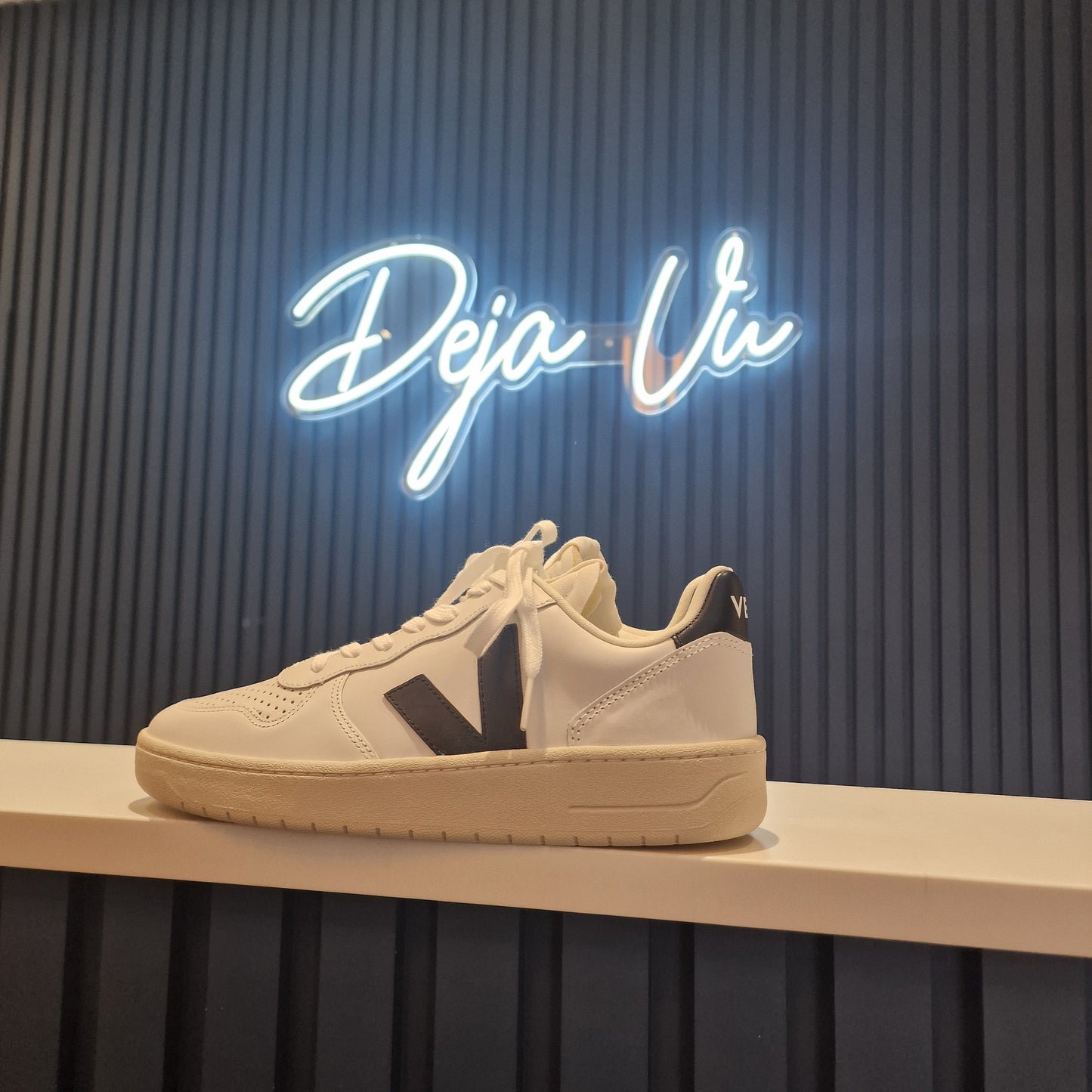 Veja V-10 Extra-White Black Trainers - 41